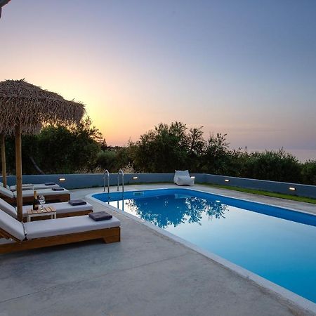 Gramvella Resort Adelianos Kampos Exteriör bild