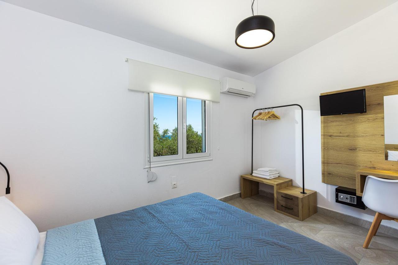 Gramvella Resort Adelianos Kampos Exteriör bild