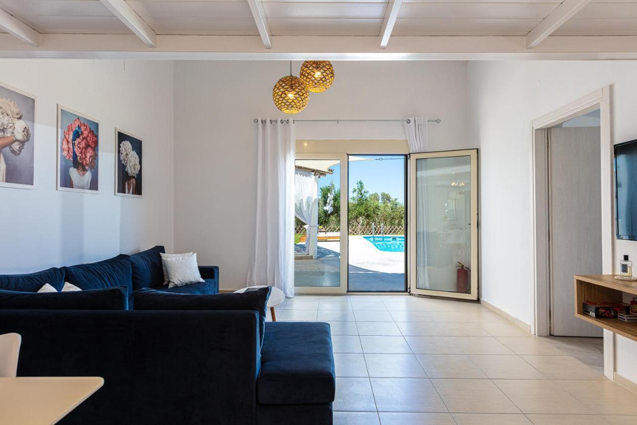 Gramvella Resort Adelianos Kampos Exteriör bild
