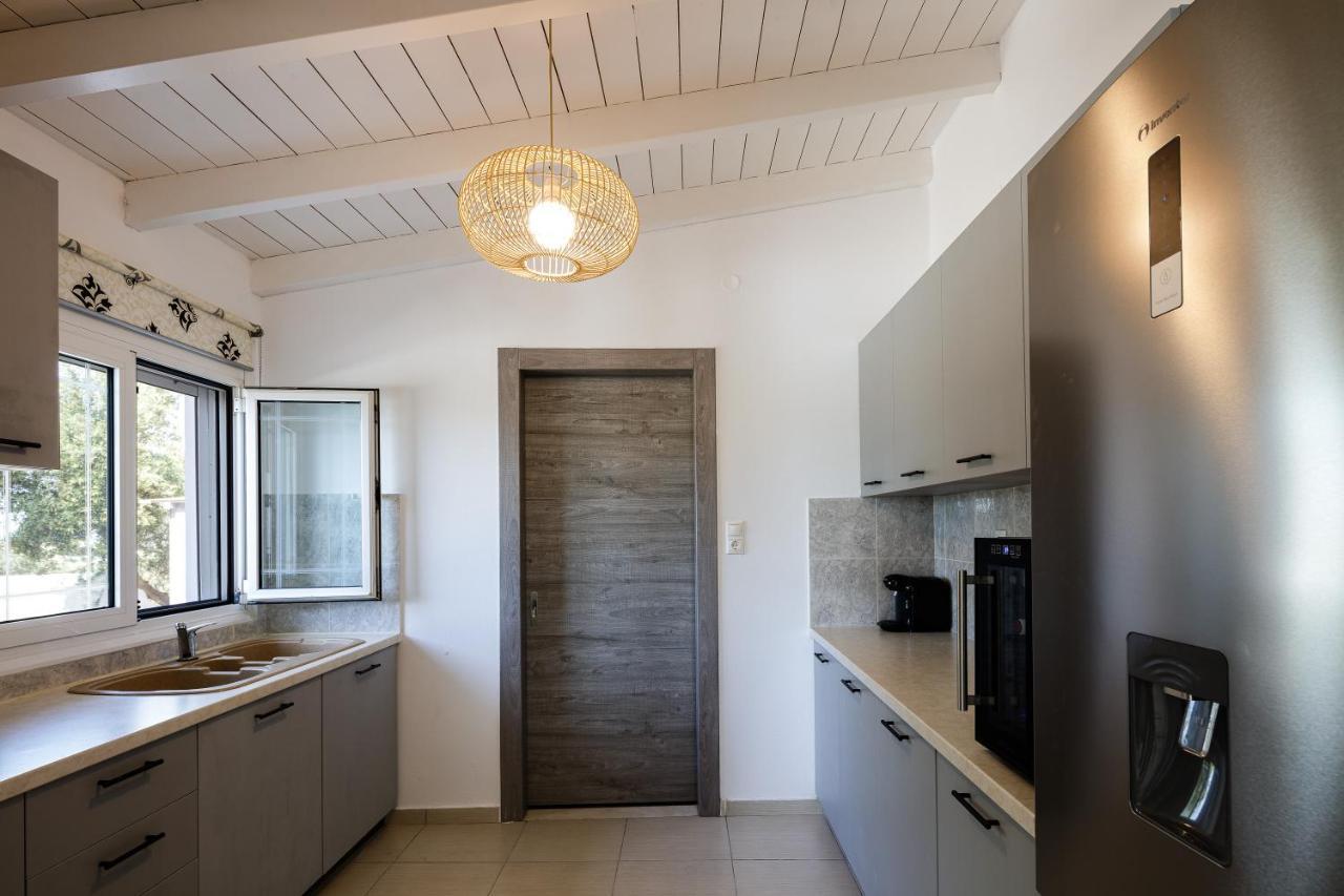 Gramvella Resort Adelianos Kampos Exteriör bild