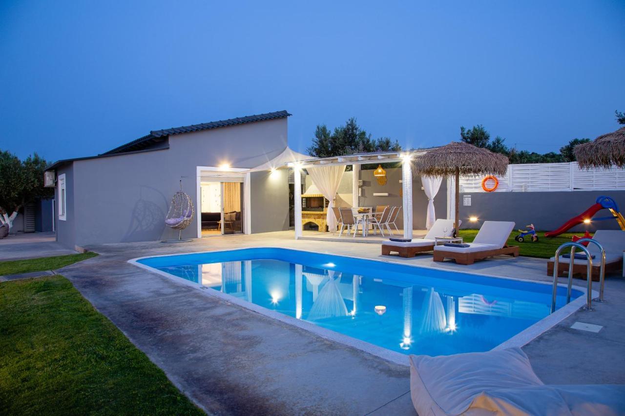 Gramvella Resort Adelianos Kampos Exteriör bild